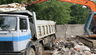 Вывоз строительного мусора с участка в Полысаево недорого от 1575 руб. | 2Землекопа-Плс
